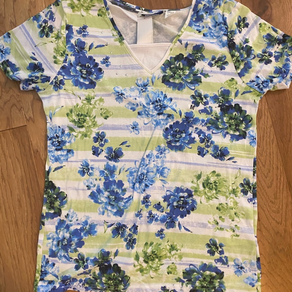 🦋 Basic Editions floral tee